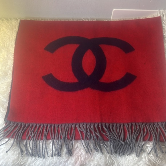 Chanel Cashmere scarf from Scotland - Picture 1 of 7
